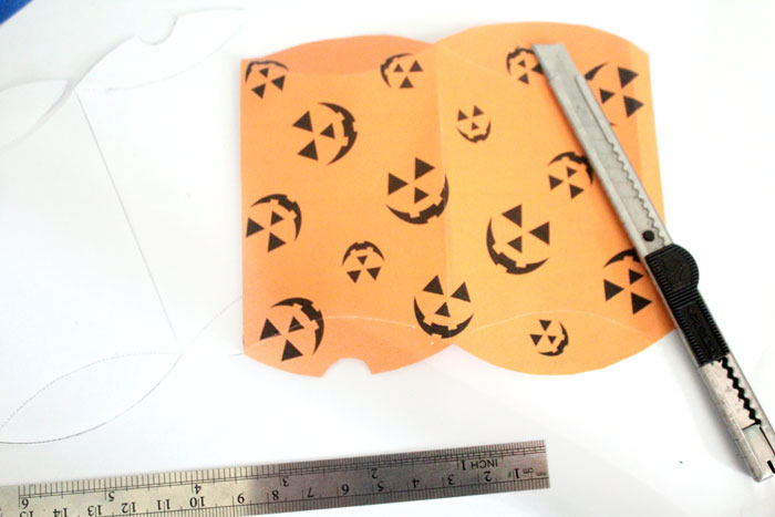 Can you believe that you can print these Halloween treat boxes for free?! Click to access these free printable Jack O Lantern pillow boxes!