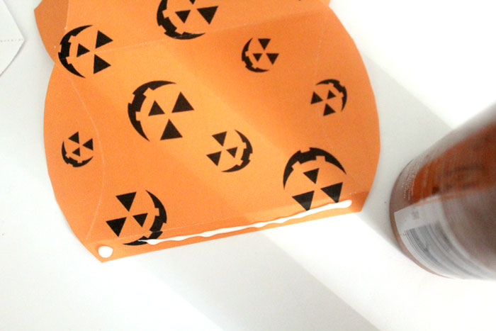 Can you believe that you can print these Halloween treat boxes for free?! Click to access these free printable Jack O Lantern pillow boxes!