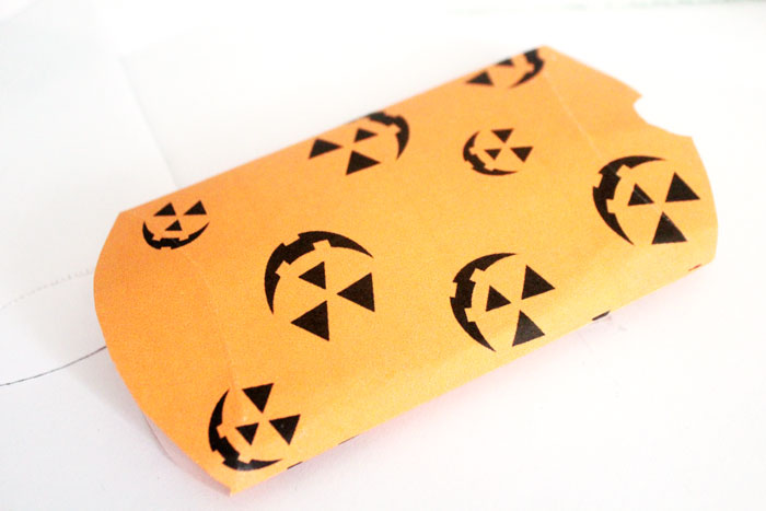 Can you believe that you can print these Halloween treat boxes for free?! Click to access these free printable Jack O Lantern pillow boxes!