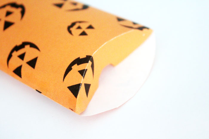 Can you believe that you can print these Halloween treat boxes for free?! Click to access these free printable Jack O Lantern pillow boxes!