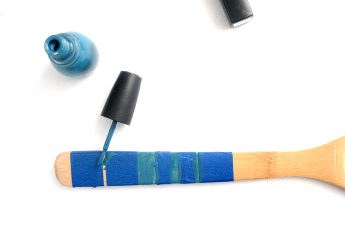 Click to find out the surprising material used to paint these wooden spoons! Painted wooden spoons are a great cheap DIY gift and easy craft. These are striped and durable - perfect for kitchen decor or cooking.