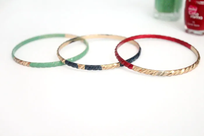 Revive makeover your old jewelry with these amazing painted bangles. Click to see which durable, hard-wearing, fast drying paint was used on this DIY recycled jewelry making craft!