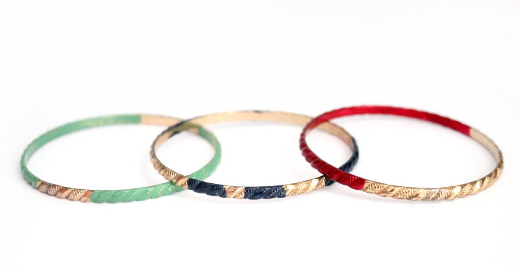 Revive makeover your old jewelry with these amazing painted bangles. Click to see which durable, hard-wearing, fast drying paint was used on this DIY recycled jewelry making craft!