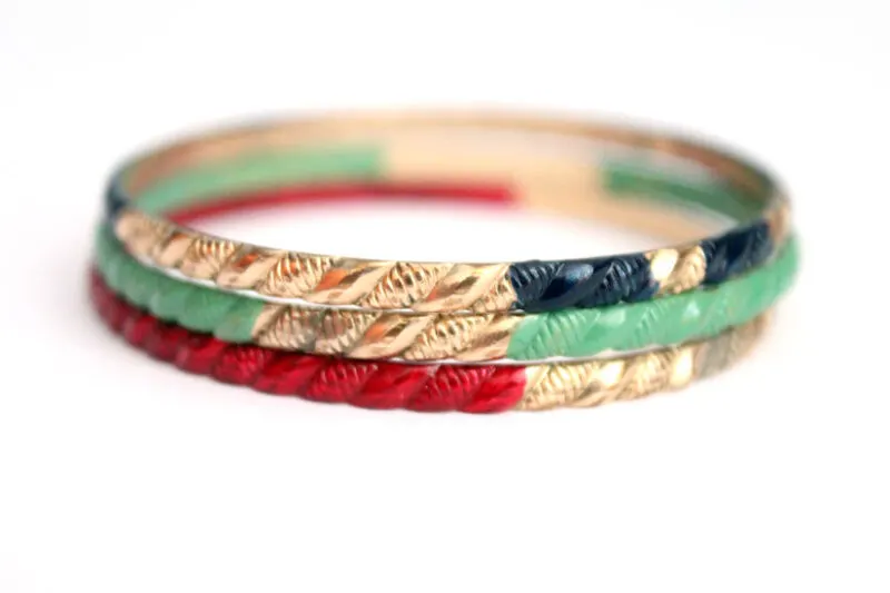 Revive makeover your old jewelry with these amazing painted bangles. Click to see which durable, hard-wearing, fast drying paint was used on this DIY recycled jewelry making craft!