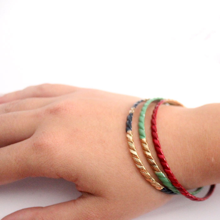 Revive makeover your old jewelry with these amazing painted bangles. Click to see which durable, hard-wearing, fast drying paint was used on this DIY recycled jewelry making craft!
