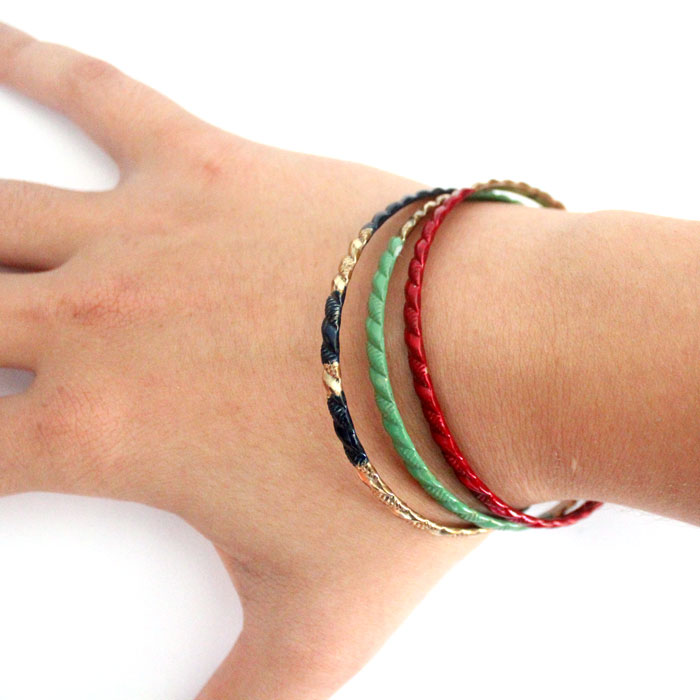 Revive makeover your old jewelry with these amazing painted bangles. Click to see which durable, hard-wearing, fast drying paint was used on this DIY recycled jewelry making craft!
