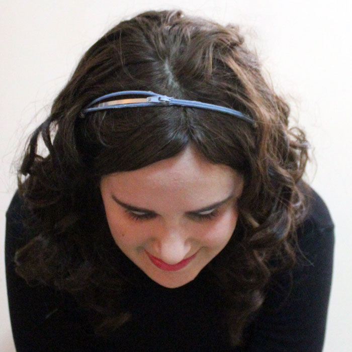 OMG I love this adorable DIY zipper headbands - you can even make a few and stack them. It's such a cheap DIY gift for teens, or anyone who loves fashion accessories.