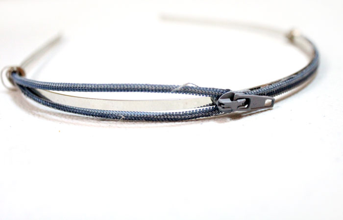 OMG I love this adorable DIY zipper headbands - you can even make a few and stack them. It's such a cheap DIY gift for teens, or anyone who loves fashion accessories.