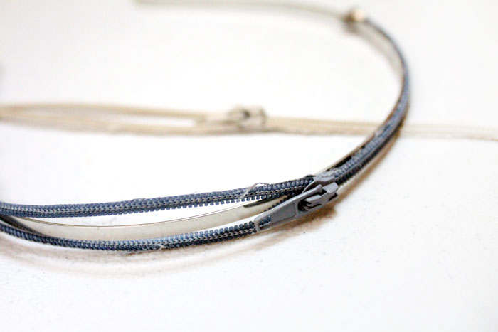 OMG I love this adorable DIY zipper headbands - you can even make a few and stack them. It's such a cheap DIY gift for teens, or anyone who loves fashion accessories.