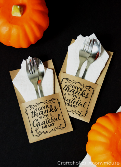 A list of the best free Thanksgiving printables! Including home decor, table settings, cards, kids activities, and more.