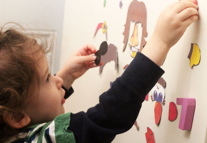 Aren't these funny face magnets adorable? Click for this free printable kids activity - perfect for toddlers, preschool, and beyond!