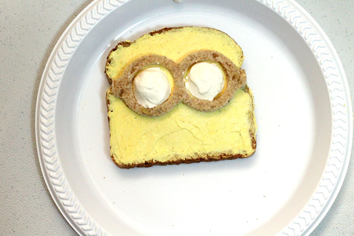 Make this adorable Minion sandwich - a healthy lunch or snack, perfect for kids. Your kids will even have fun making it with you!