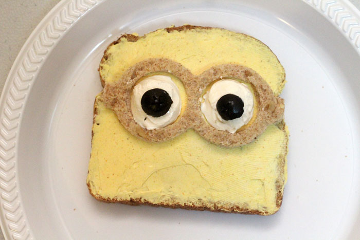 Make this adorable Minion sandwich - a healthy lunch or snack, perfect for kids. Your kids will even have fun making it with you!