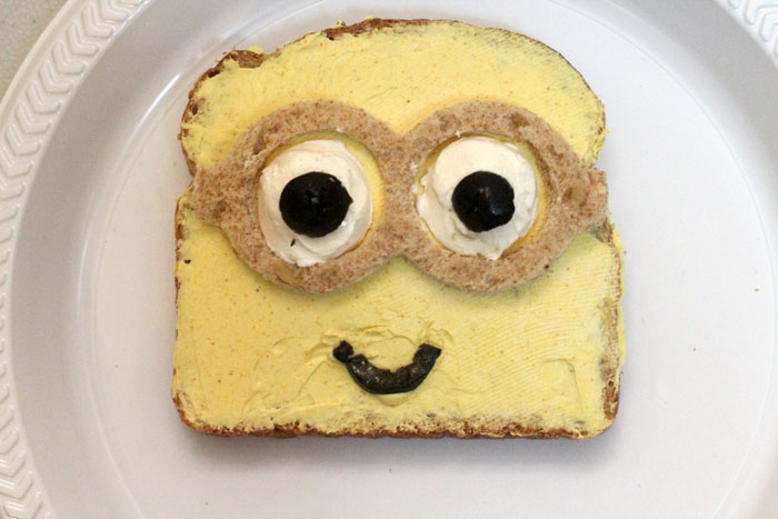 Make this adorable Minion sandwich - a healthy lunch or snack, perfect for kids. Your kids will even have fun making it with you!