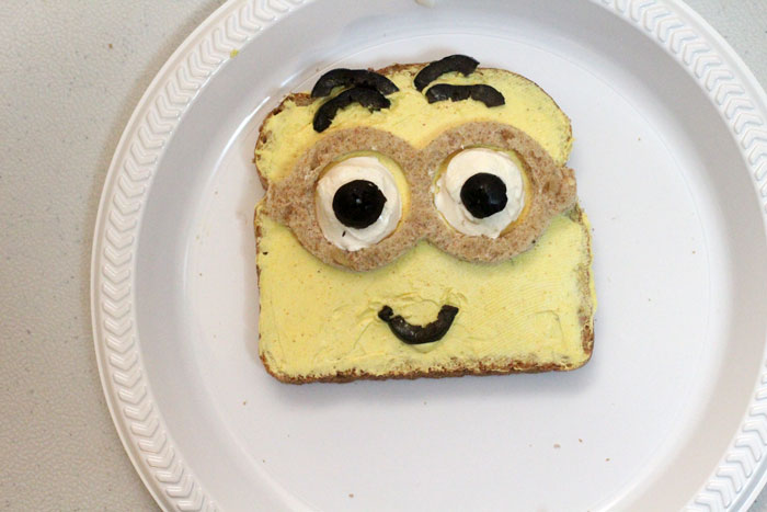 Make this adorable Minion sandwich - a healthy lunch or snack, perfect for kids. Your kids will even have fun making it with you!