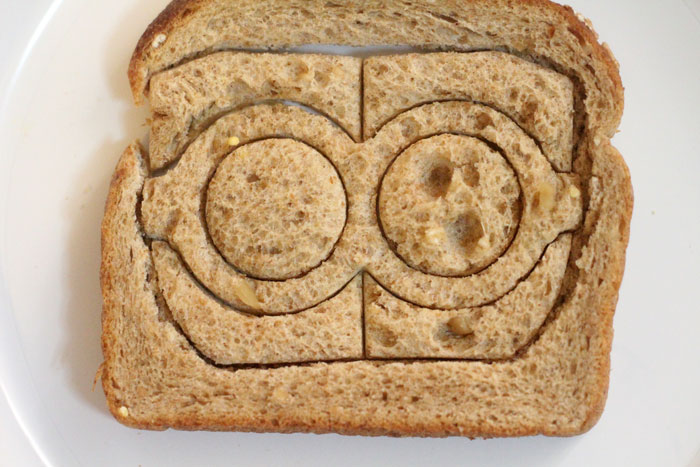 Make this adorable Minion sandwich - a healthy lunch or snack, perfect for kids. Your kids will even have fun making it with you!