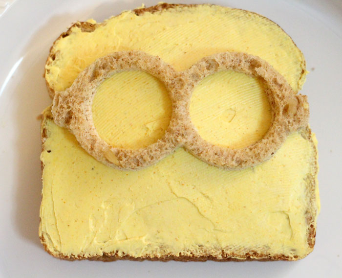 Make this adorable Minion sandwich - a healthy lunch or snack, perfect for kids. Your kids will even have fun making it with you!