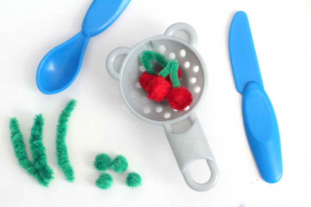 This pretend play food is one of the easiest DIY toys I've seen! Encourage healthy eating in toddlers and young kids - it takes only a few minutes and is a quick and easy mom craft.