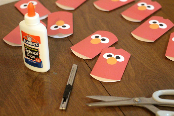 Check out these ADORABLE Elmo inspired pillow boxes that you can print for free! They're amazing for cheap party favors for an elmo themed birthday party.
