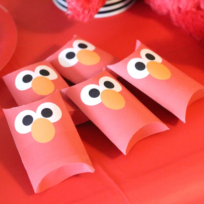 Check out these ADORABLE Elmo inspired pillow boxes that you can print for free! They're amazing for cheap party favors for an elmo themed birthday party.