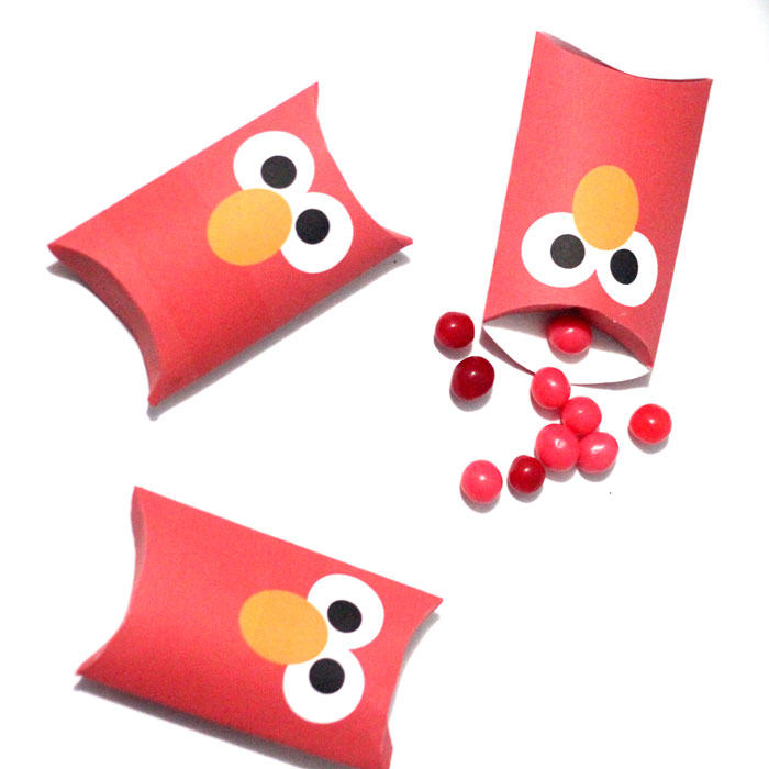 Check out these ADORABLE Elmo inspired pillow boxes that you can print for free! They're amazing for cheap party favors for an elmo themed birthday party.