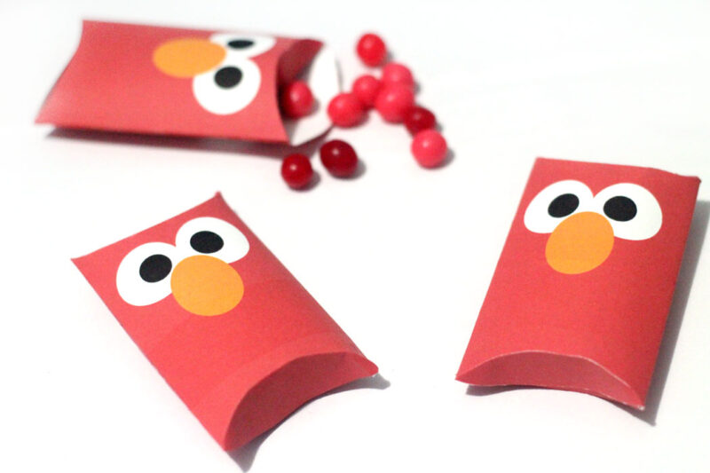 Check out these ADORABLE Elmo inspired pillow boxes that you can print for free! They're amazing for cheap party favors for an elmo themed birthday party.