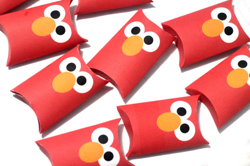 Check out these ADORABLE Elmo inspired pillow boxes that you can print for free! They're amazing for cheap party favors for an elmo themed birthday party.