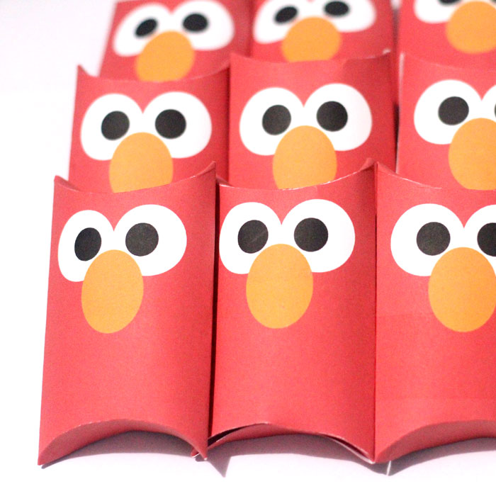 Check out these ADORABLE Elmo inspired pillow boxes that you can print for free! They're amazing for cheap party favors for an elmo themed birthday party.