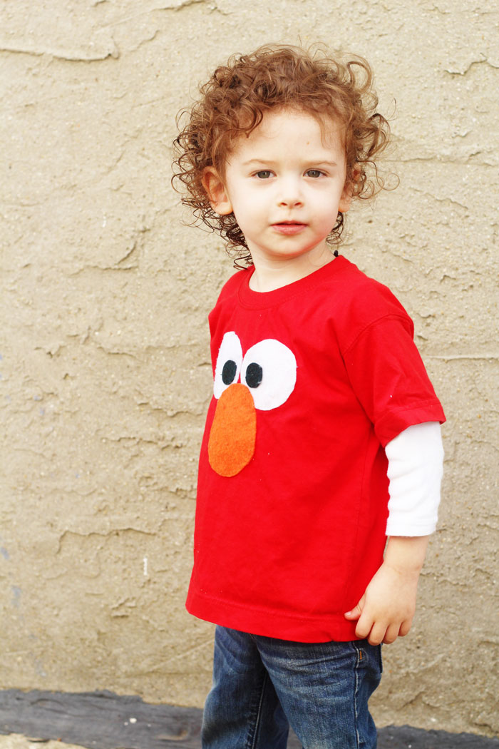 Mae an adorable DIY no sew Elmo tee shirt for your toddler! Perfect craft for an Elmo or Sesame Street themed party, or to give as a gift.