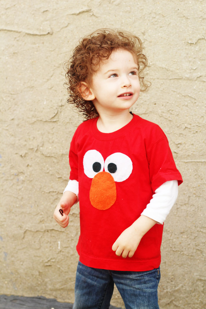 Mae an adorable DIY no sew Elmo tee shirt for your toddler! Perfect craft for an Elmo or Sesame Street themed party, or to give as a gift.