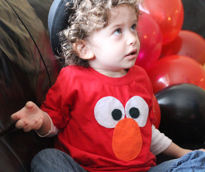 Mae an adorable DIY no sew Elmo tee shirt for your toddler! Perfect craft for an Elmo or Sesame Street themed party, or to give as a gift.