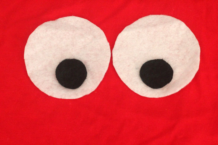 Mae an adorable DIY no sew Elmo tee shirt for your toddler! Perfect craft for an Elmo or Sesame Street themed party, or to give as a gift.