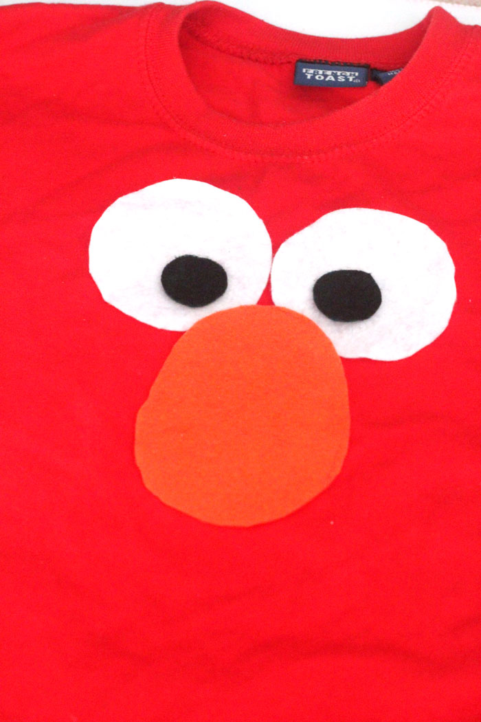 Mae an adorable DIY no sew Elmo tee shirt for your toddler! Perfect craft for an Elmo or Sesame Street themed party, or to give as a gift.