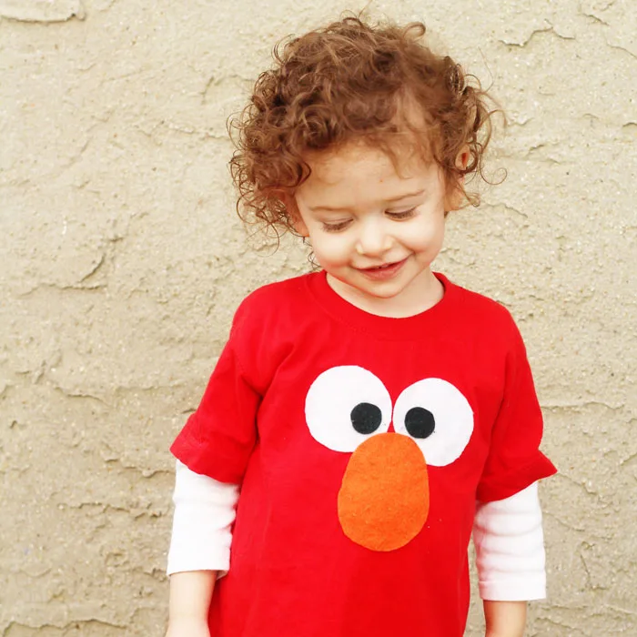 Mae an adorable DIY no sew Elmo tee shirt for your toddler! Perfect craft for an Elmo or Sesame Street themed party, or to give as a gift.