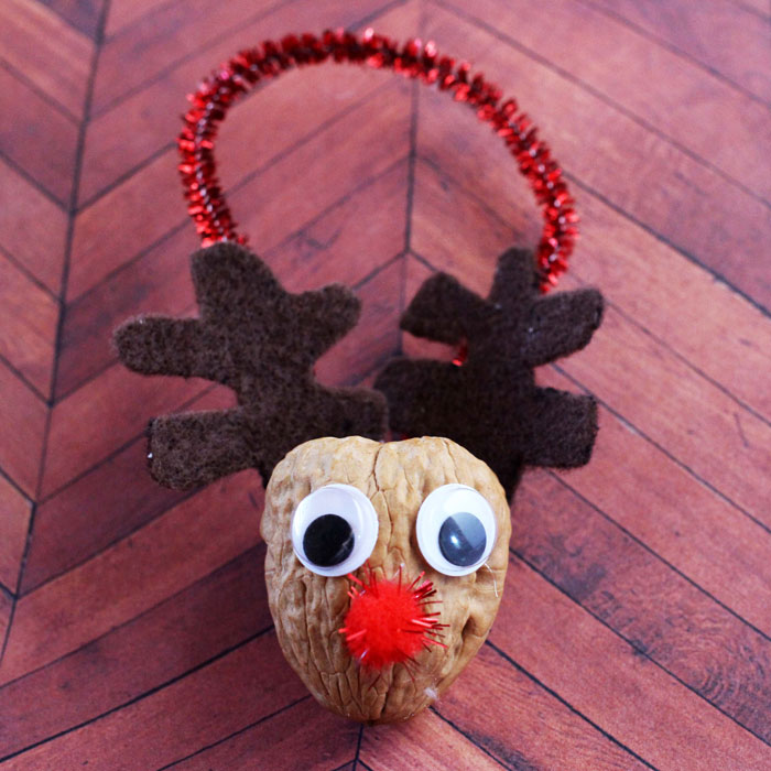 Make this reindeer ornament from a WALNUT! Such a cute, easy, frugal holiday craft for kids to make this Christmas - using nature and natural materials.