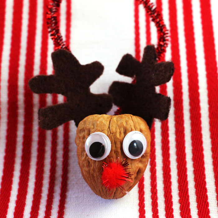 Make this reindeer ornament from a WALNUT! Such a cute, easy, frugal holiday craft for kids to make this Christmas - using nature and natural materials.