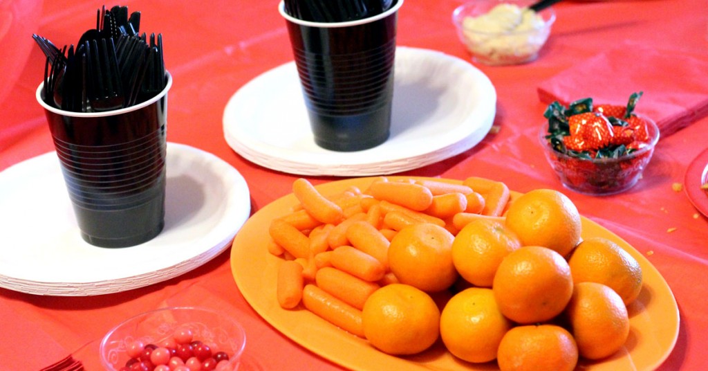 Elmo tablescape | I LOVE these Elmo birthday party ideas - the tablescape is so cool! An Elmo theme is perfect for a first birthday party, or even second or third toddler birthdays. Check out this list of easy ideas.