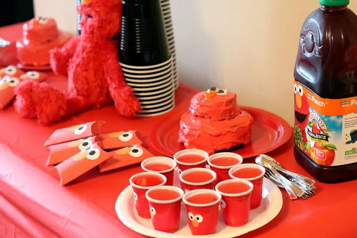 Elmo sweet table | I LOVE these Elmo birthday party ideas - the tablescape is so cool! An Elmo theme is perfect for a first birthday party, or even second or third toddler birthdays. Check out this list of easy ideas.