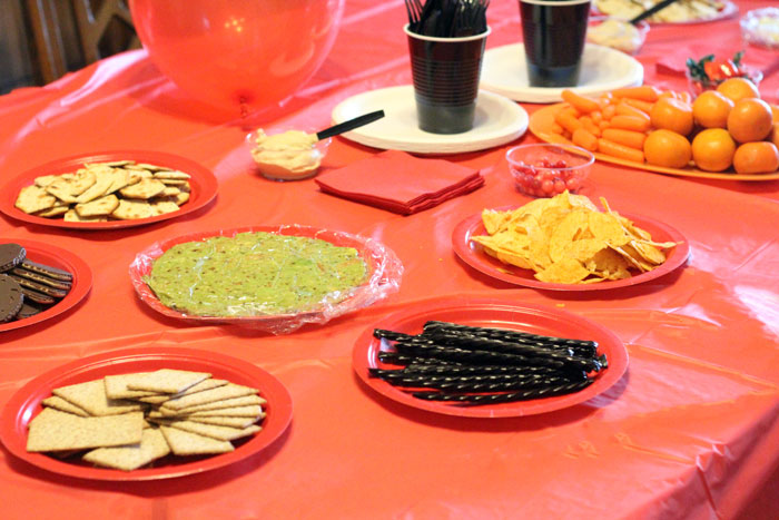 Elmo tablescape | I LOVE these Elmo birthday party ideas - the tablescape is so cool! An Elmo theme is perfect for a first birthday party, or even second or third toddler birthdays. Check out this list of easy ideas.