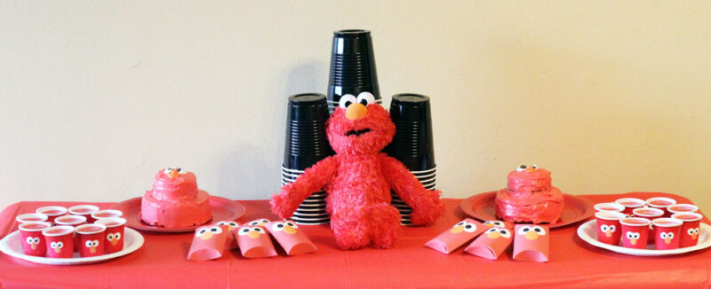 Elmo sweet table |I LOVE these Elmo birthday party ideas - the tablescape is so cool! An Elmo theme is perfect for a first birthday party, or even second or third toddler birthdays. Check out this list of easy ideas.