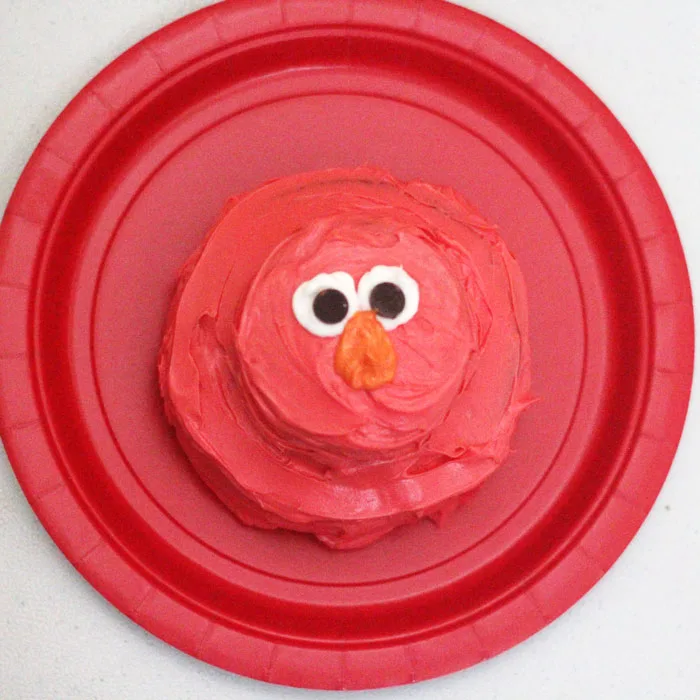 Mini Elmo cake | I LOVE these Elmo birthday party ideas - the tablescape is so cool! An Elmo theme is perfect for a first birthday party, or even second or third toddler birthdays. Check out this list of easy ideas.