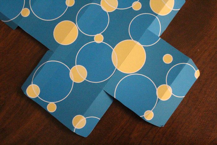 Download these FREE printable gift boxes for your holiday or year-round gift-giving needs! What a great, cheap, affordable gift idea. It's perfect for wrapping small presents, chocolates, treats, and jewelry, in an easy DIY way.