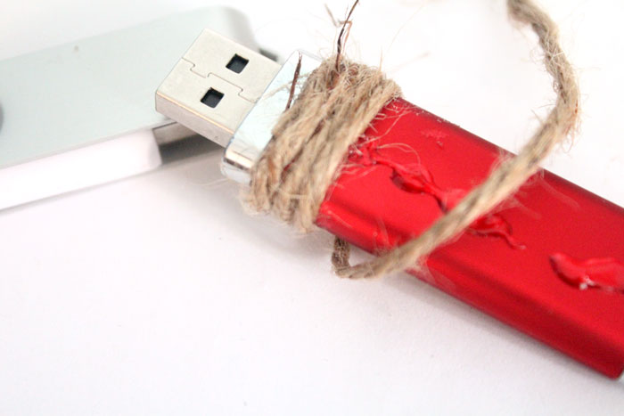 Make these super easy color blocked twine flash drives - what a great DIY gift idea for men!