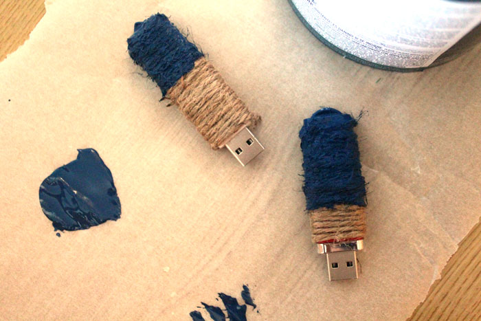 Make these super easy color blocked twine flash drives - what a great DIY gift idea for men!