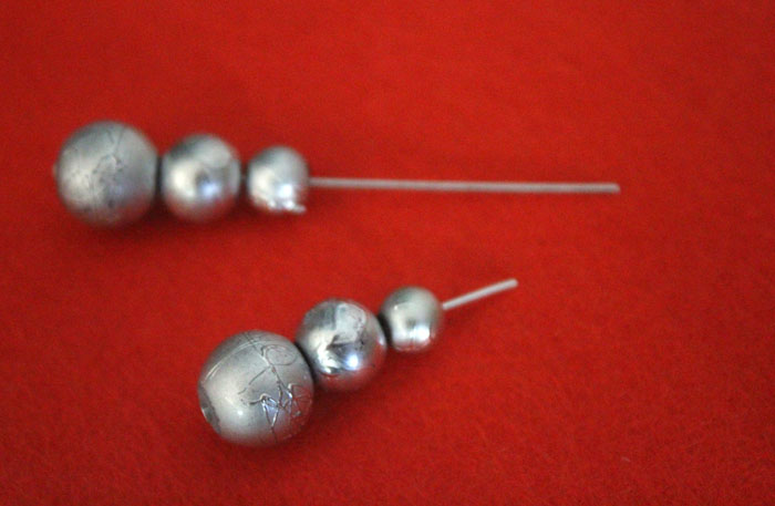 Make these easy and elegant DIY snowman stemware charms to upgrade your holiday or winter tablescape! These wine glass dangles are so pretty and easy to craft, and are perfect for Christmas, New Year's or any winter party.