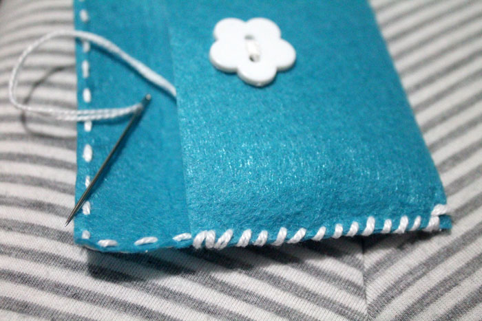 Upgrade your gifts with easy DIY felt gift card pouches! These simple envelopes are perfect beginner sewing crafts for kids, teens, and tweens, and require no prior experience or equipment!