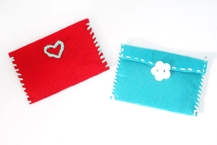 Upgrade your gifts with easy DIY felt gift card pouches! These simple envelopes are perfect beginner sewing crafts for kids, teens, and tweens, and require no prior experience or equipment!