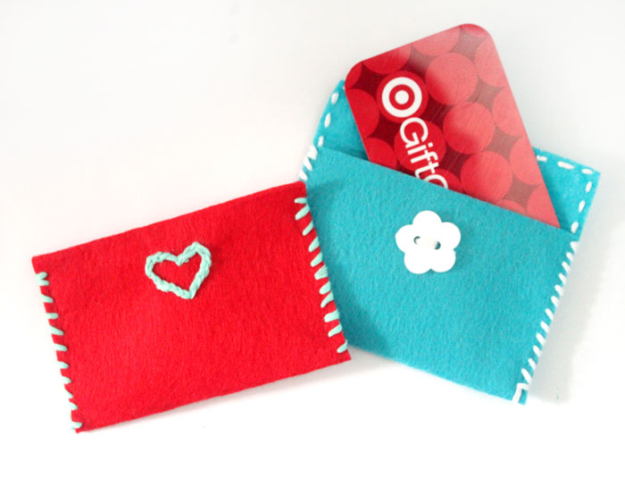 Upgrade your gifts with easy DIY felt gift card pouches! These simple envelopes are perfect beginner sewing crafts for kids, teens, and tweens, and require no prior experience or equipment!