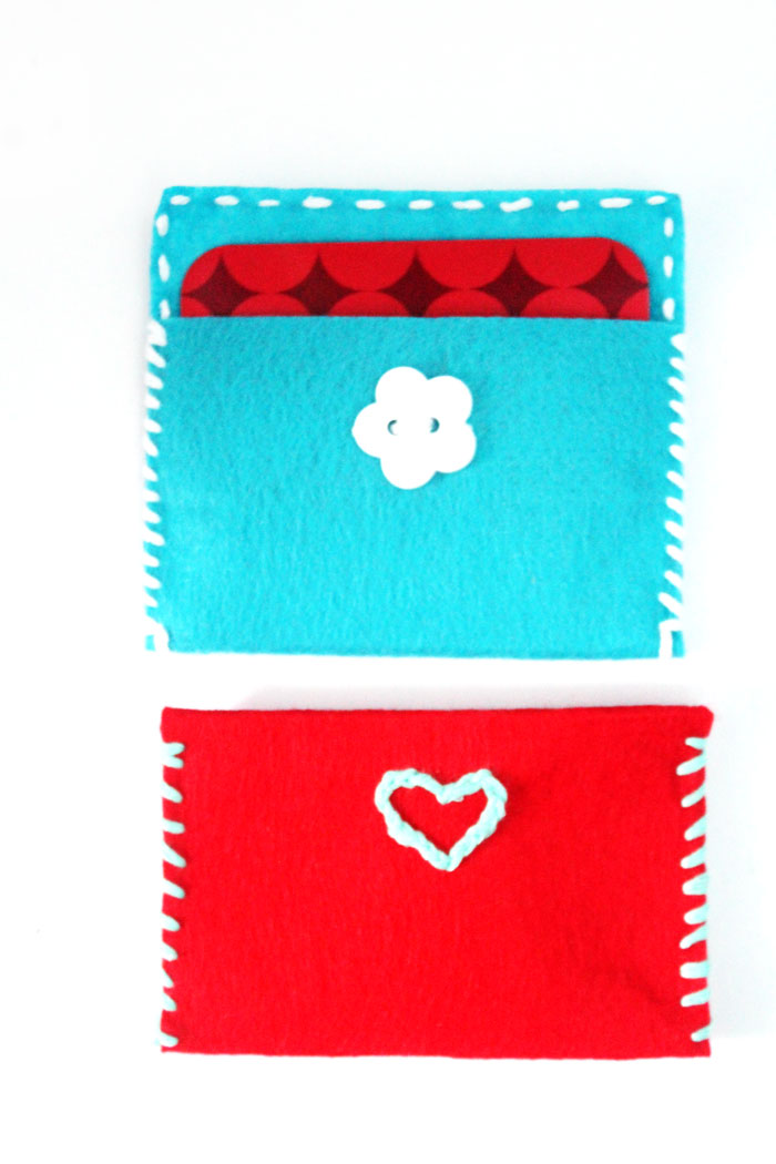 Upgrade your gifts with easy DIY felt gift card pouches! These simple envelopes are perfect beginner sewing crafts for kids, teens, and tweens, and require no prior experience or equipment!