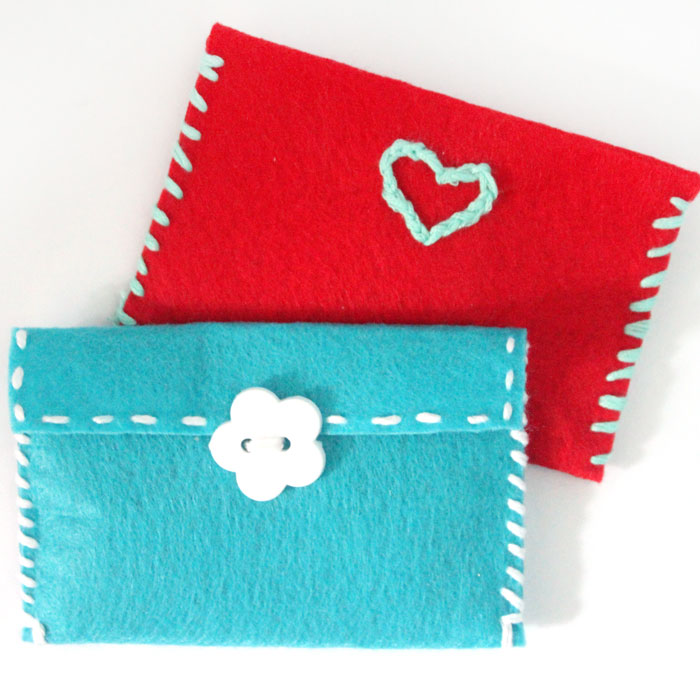 Upgrade your gifts with easy DIY felt gift card pouches! These simple envelopes are perfect beginner sewing crafts for kids, teens, and tweens, and require no prior experience or equipment!